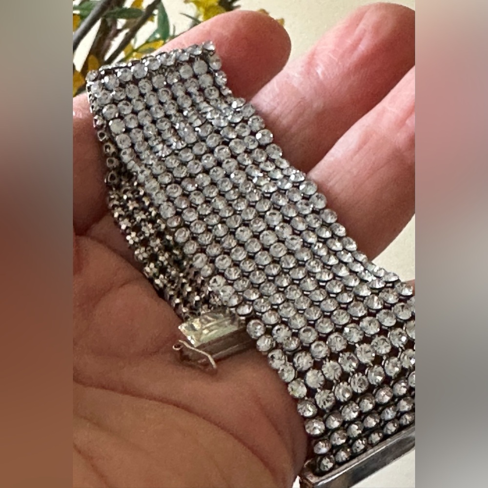 New Vintage 2000’s CAROLEE flexible bracelet.Excellent  condition. L 7”, W 1”.